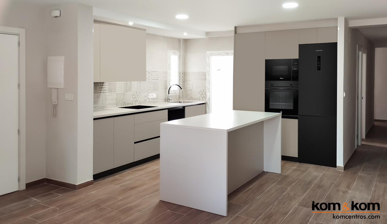 Cocina moderna color cashmere abierta al sal&oacute;n.